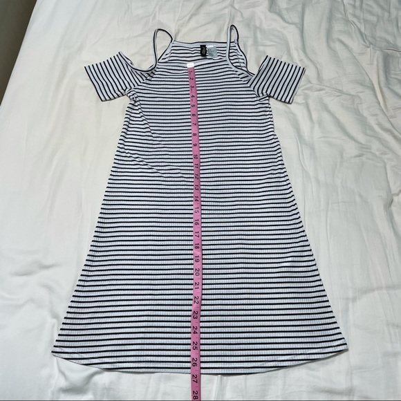 ‼️ BLACK & WHITE STRIPED H&M COLD SHOULDER DRESS - Picture 2 of 11